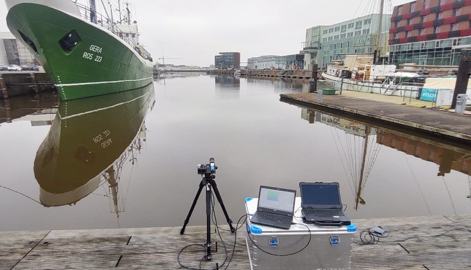 Field test: Working with DZK 33UX250's Polarsens sensor at the harbour basin in front of the DLR Institute in Bremerhaven under cloudy skies (unpolarized irradiation).