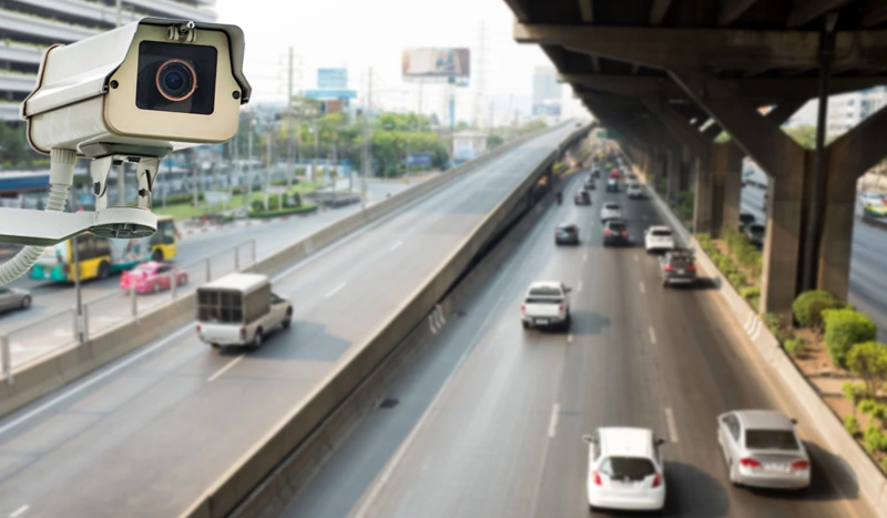 安装在智能型运输系统的工业相机即使在不利条件下，也能提供持续的交通监控。