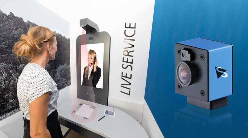 顧客在德國一家銀行使用互動式櫃員機: 頭頂上方安裝的工業自動對焦相機即使在文件不完全平放狀況下仍能提供最佳圖像