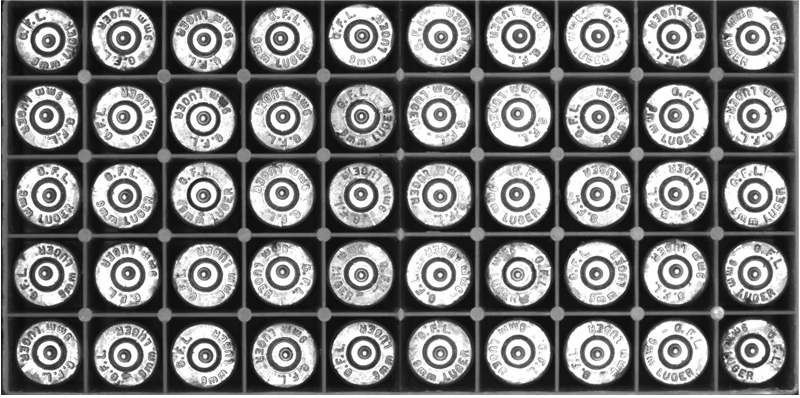 Munitionstabletts müssen vor der Verteilung an die Beamten geprüft und katalogisiert werden. Mithilfe der optischen Zeichenerkennung (OCR) stellt die maschinelle Bildverarbeitung sicher, dass diese Aufgabe genau und effizient ausgeführt wird.