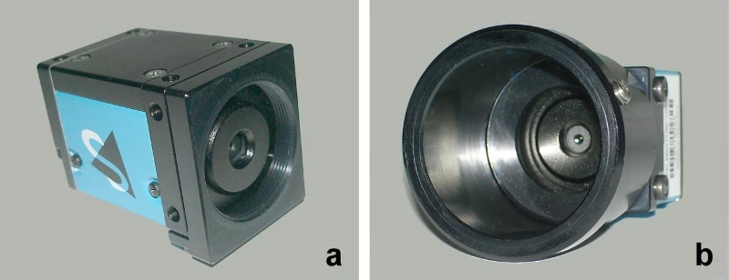 圖 1：相機機殼─機殼前端可見介於攝像管和 1mm 孔徑的螺紋接口(a)。相機機殼和攝像管─可從圖片中看出孔徑和最外端鏡片(b)。