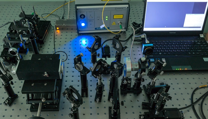 Experimental set up with broadband light source and tunable acousto-optic (AO) filter installed in a Mach-Zehnder interferometer.