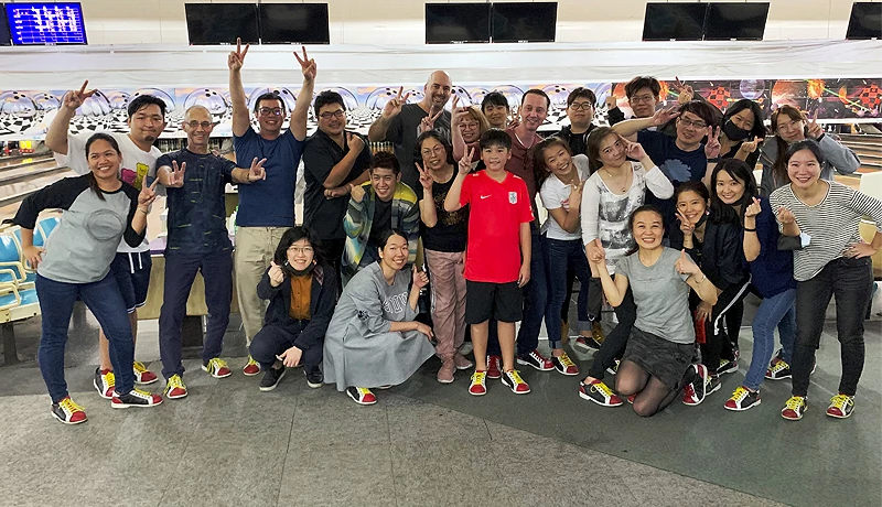 台北，TIS 亚洲办公室员工齐聚一堂，参与保龄球赛。